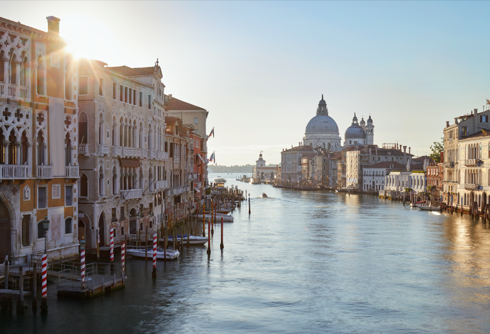 Posso viajar com meu passaporte italiano vencido enquanto aguardo a renovação?