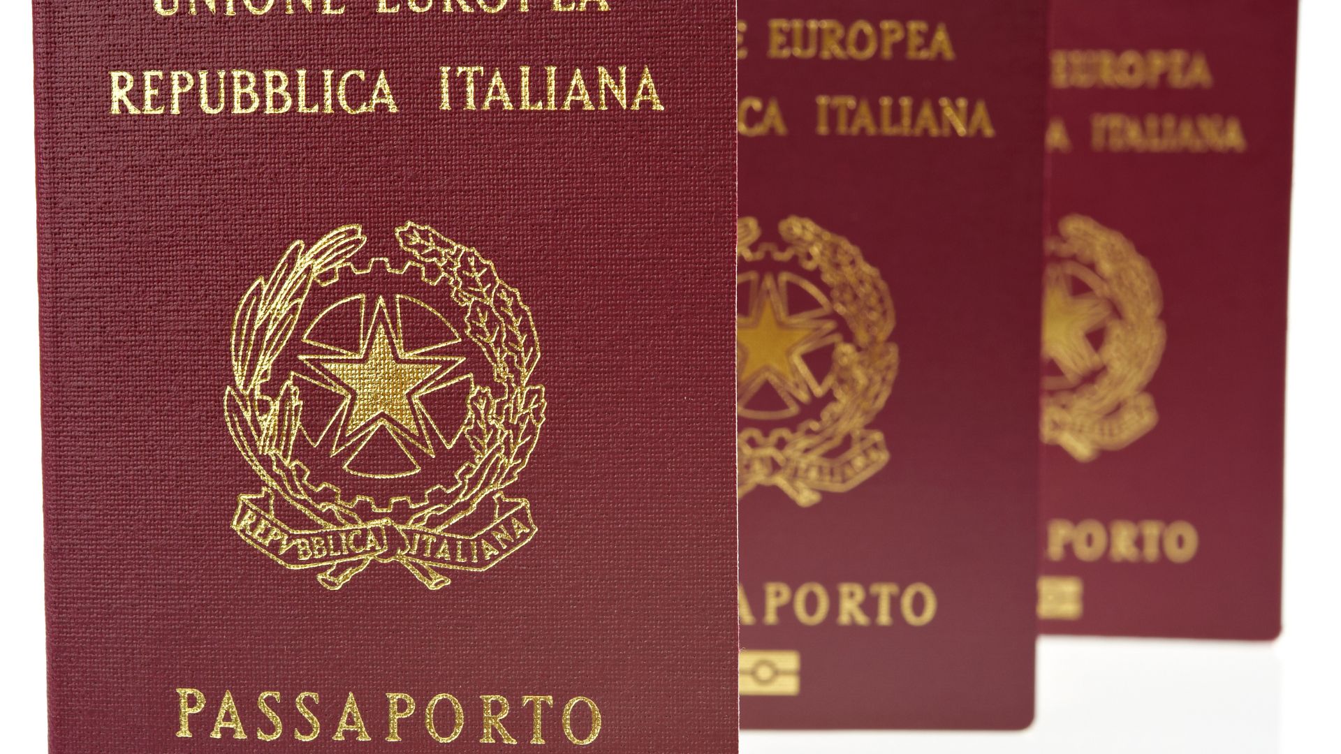 Cidadania italiana judicial pela via materna: entenda a alternativa ao consulado e como a Velloso Cidadania conduz o processo.