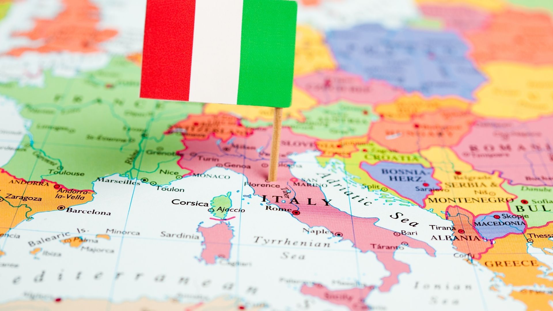 Entenda os prós e contras da cidadania italiana na Itália e no Brasil e saiba como garantir seu direito com apoio especializado.