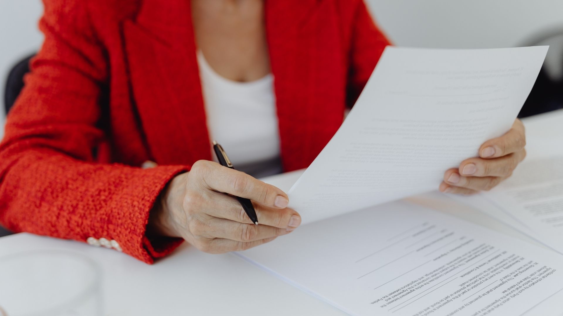 Descubra quais divergências na cidadania italiana precisam ser retificadas e como a via judicial pode assegurar seu direito à nacionalidade italiana.