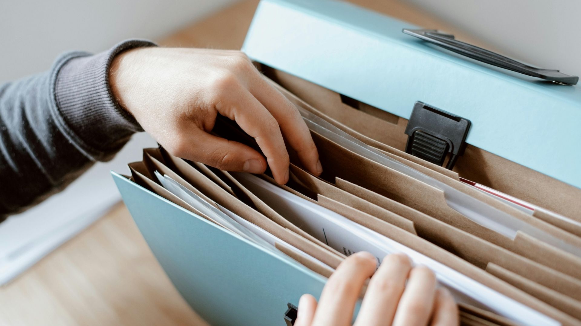 Descubra quais documentos são necessários para cidadania italiana via materna e como garantir seu direito com orientação especializada.