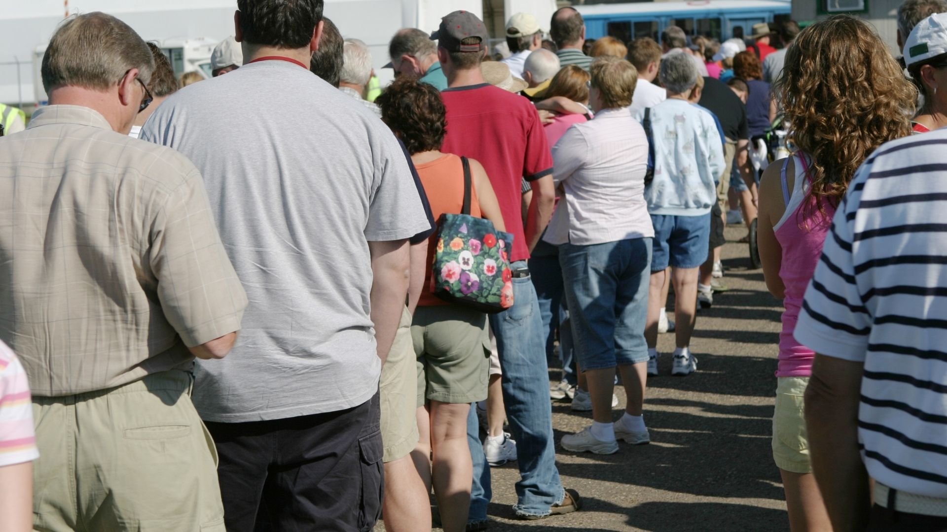 Descubra quanto tempo esperar na fila do consulado italiano para cidadania e como a via judicial pode ser uma alternativa eficiente para garantir seu direito.
