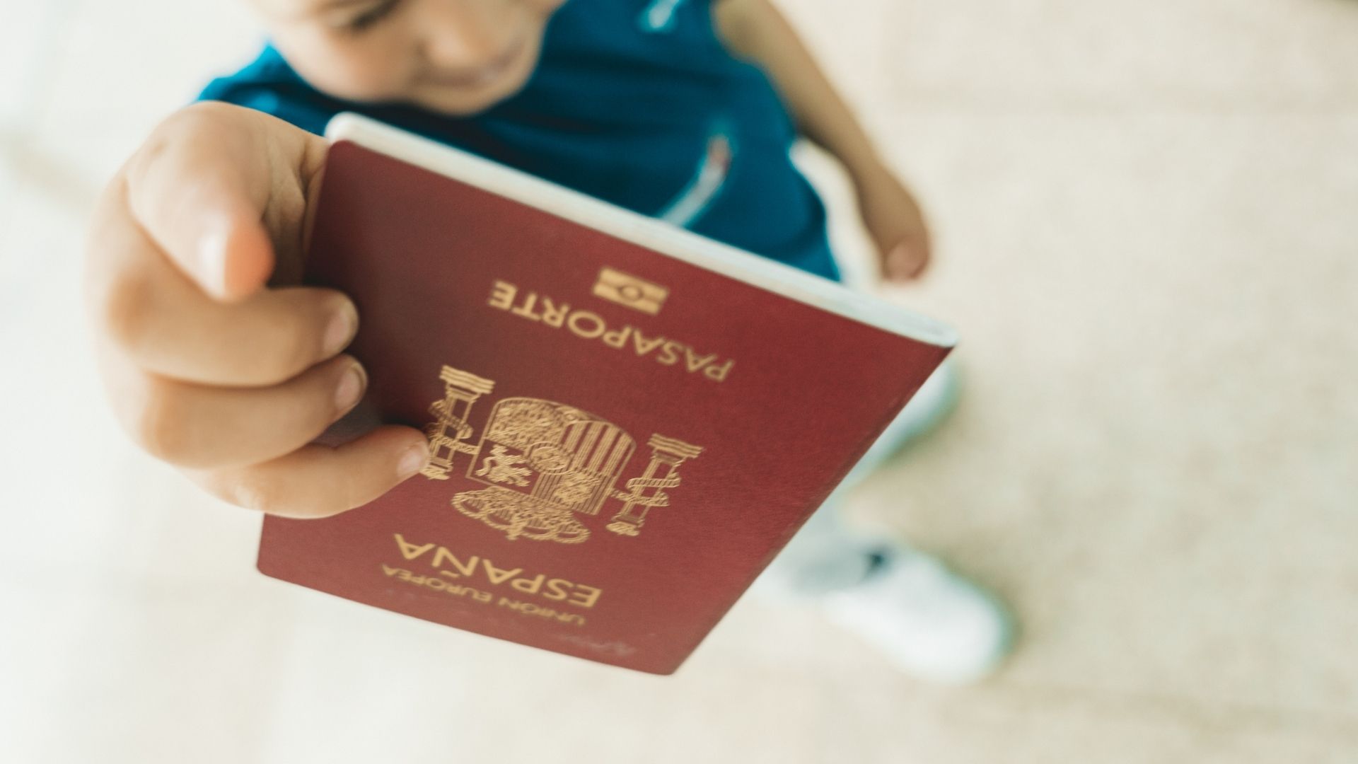 Entenda as regras e documentos para passaporte italiano para menores e saiba como a cidadania italiana por via judicial pode ajudar você.
