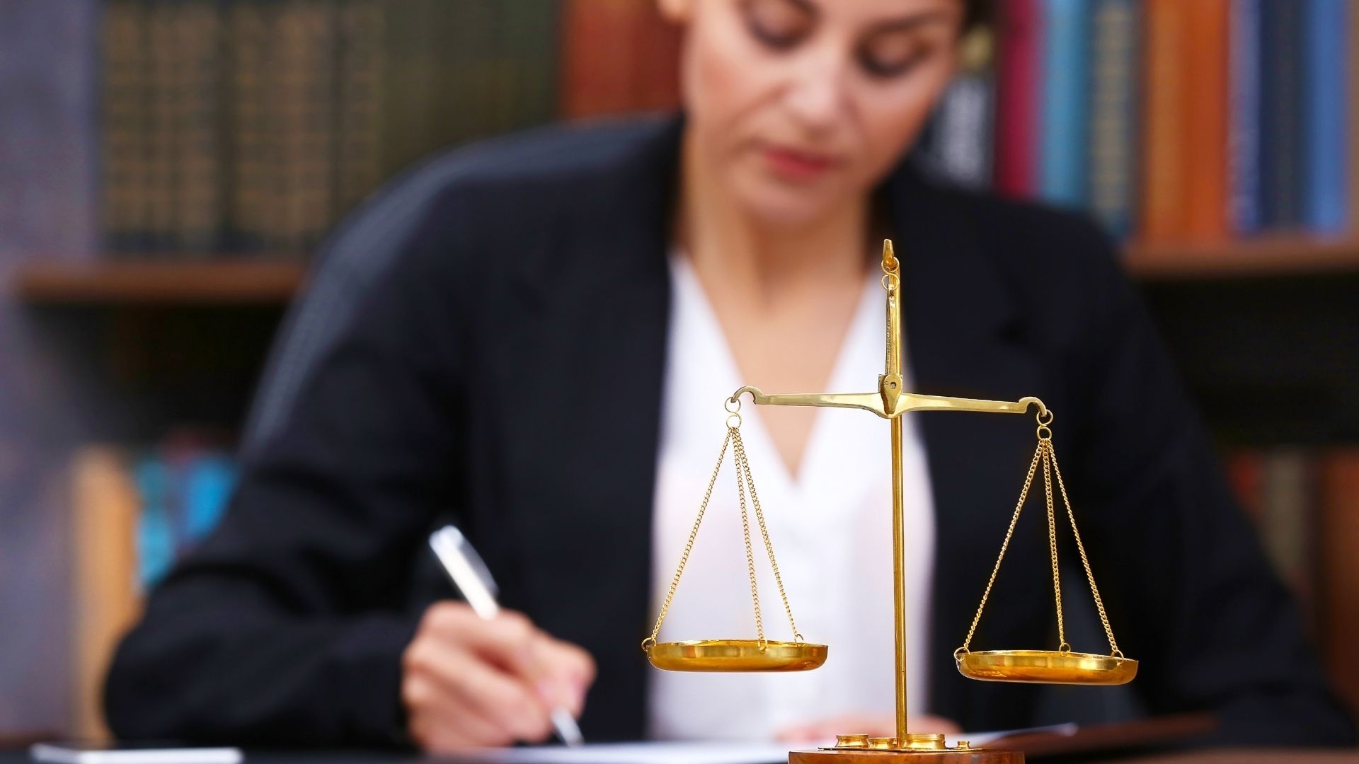 Saiba as diferenças entre retificação administrativa e judicial para cidadania italiana e escolha o melhor caminho para o seu caso.